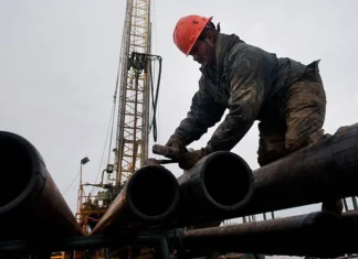 Oil prices recorded a decline due to fears of weak demand