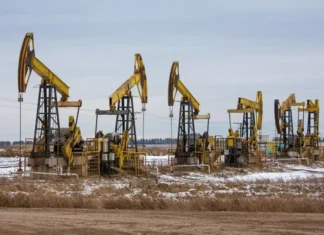 Oil rises supported by declining inventories and interest rate cut expectations