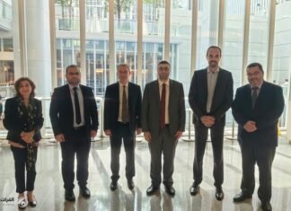 Al Muayyad discusses with a team of World Bank experts the communications and information technology strategy in Iraq