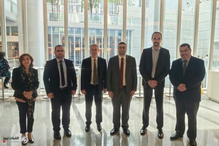 Al Muayyad discusses with a team of World Bank experts the communications and information technology strategy in Iraq