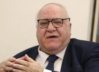Iraqs banking system heavily dependent on oil revenues says PMs economic advisor