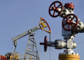 An economist rules out a drop in oil prices due to Trump's tariffs.