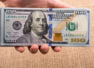 The dollar declines weekly due to weak data and trade tensions.