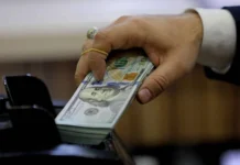 The dollar is trading at 142,500 dinars.. Relative stability in local markets.