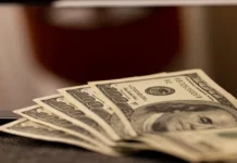 The dollar crosses the 141,000-dinar barrier again on the Baghdad stock exchanges.