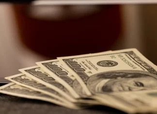 The dollar crosses the 141,000-dinar barrier again on the Baghdad stock exchanges.