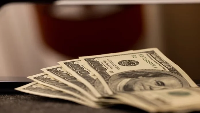 The dollar crosses the 141,000-dinar barrier again on the Baghdad stock exchanges.