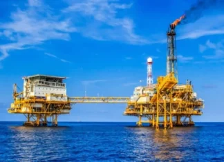 Oil prices decline slightly amid anticipation of the OPEC+ meeting.