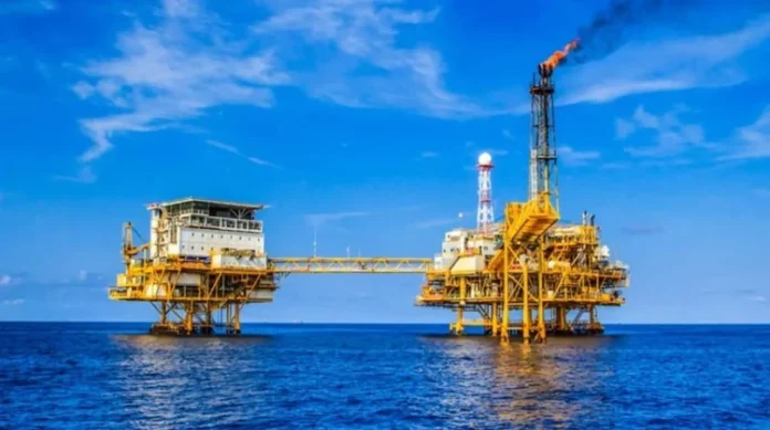 Oil prices decline slightly amid anticipation of the OPEC+ meeting.