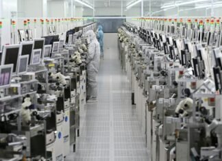 Memory chip crunch set to drive up smartphone prices Memory chip crunch set to drive up smartphone prices