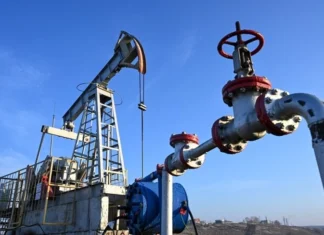 Oil falls to its lowest level in a month amid expectations of increased supply.