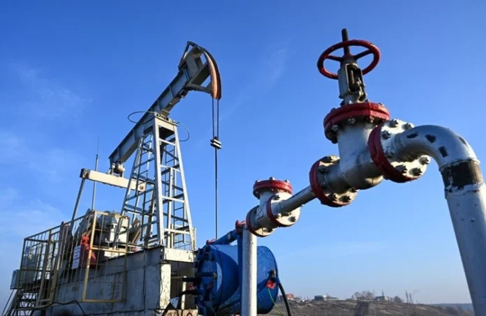 Oil falls to its lowest level in a month amid expectations of increased supply.