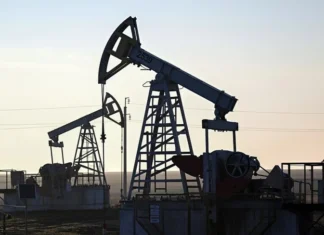 Oil prices fell as markets monitored supply risks.