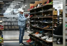 Chinese consumers scout lower prices, secondhand goods as spending sputters Chinese consumers scout lower prices, secondhand goods as spending sputters