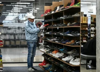 Chinese consumers scout lower prices, secondhand goods as spending sputters Chinese consumers scout lower prices secondhand goods as spending sputters