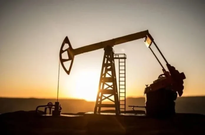 Oil maintains its gains and surpasses the $105 mark.