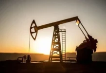 Oil maintains its gains as geopolitical tensions persist.