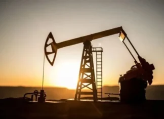 Oil maintains its gains as geopolitical tensions persist.