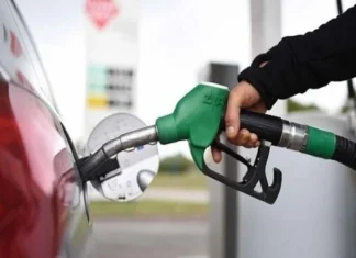 An economist explains the reasons for the shortage of gasoline at gas stations.