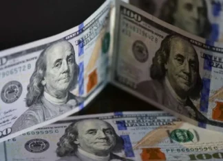 The dollar falls globally to its lowest level in two weeks.