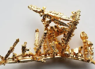 Gold rises as markets await Fed clues