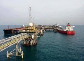 Iraqi oil continues to flow through the Strait of Hormuz to global markets