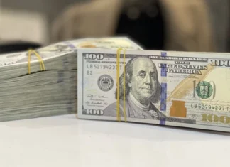 The dollar declined in Baghdad, and prices stabilized near 154,000 dinars.