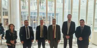 Al-Muayyad discusses with a team of World Bank experts the communications and information technology strategy in Iraq