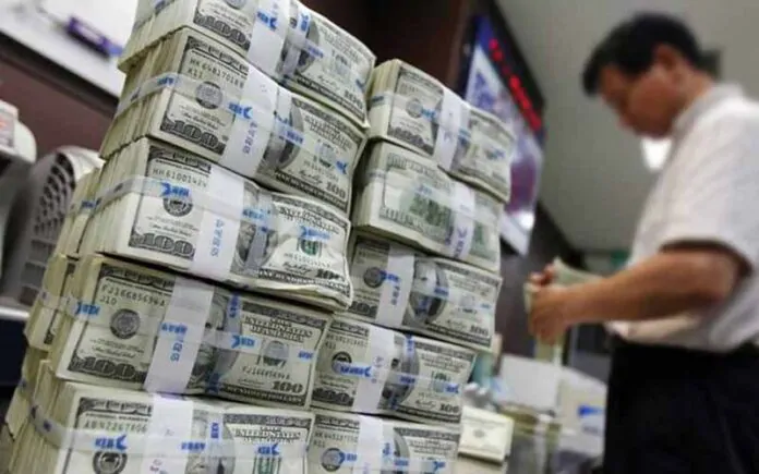 Banks are working to keep the exchange rate high.. The secrets of the dollar crisis against the dinar